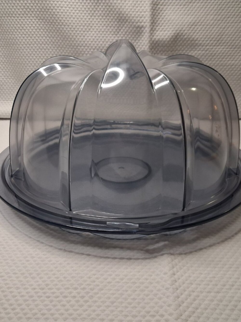 Nordic Ware BUNDT Cake Keeper Twist to Lock Clear Acrylic